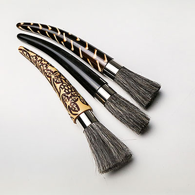 A SET OF 3 PAINT BRUSHES