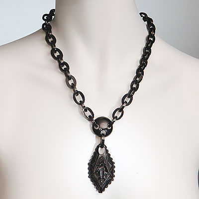 BLACK NECKLACE WITH PENDANT